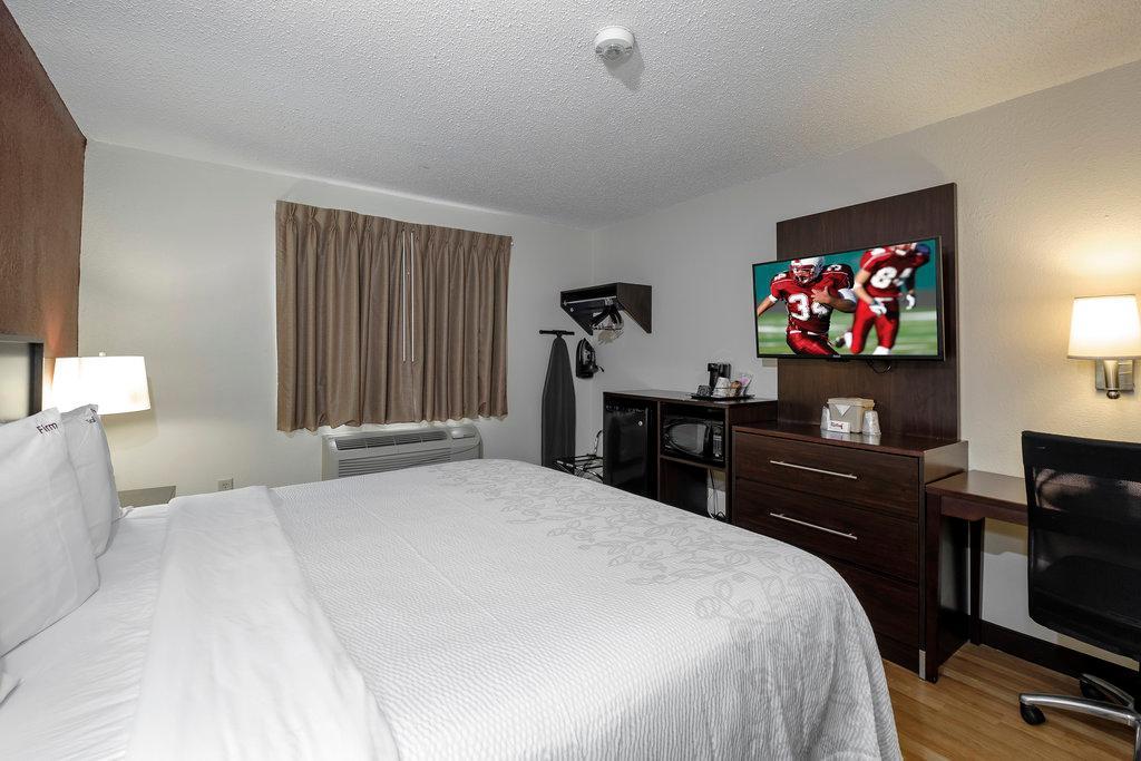 Red Roof Inn Plus+ & Suites Malone Экстерьер фото