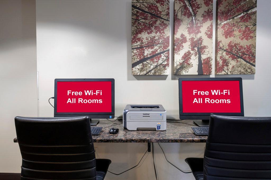 Red Roof Inn Plus+ & Suites Malone Экстерьер фото