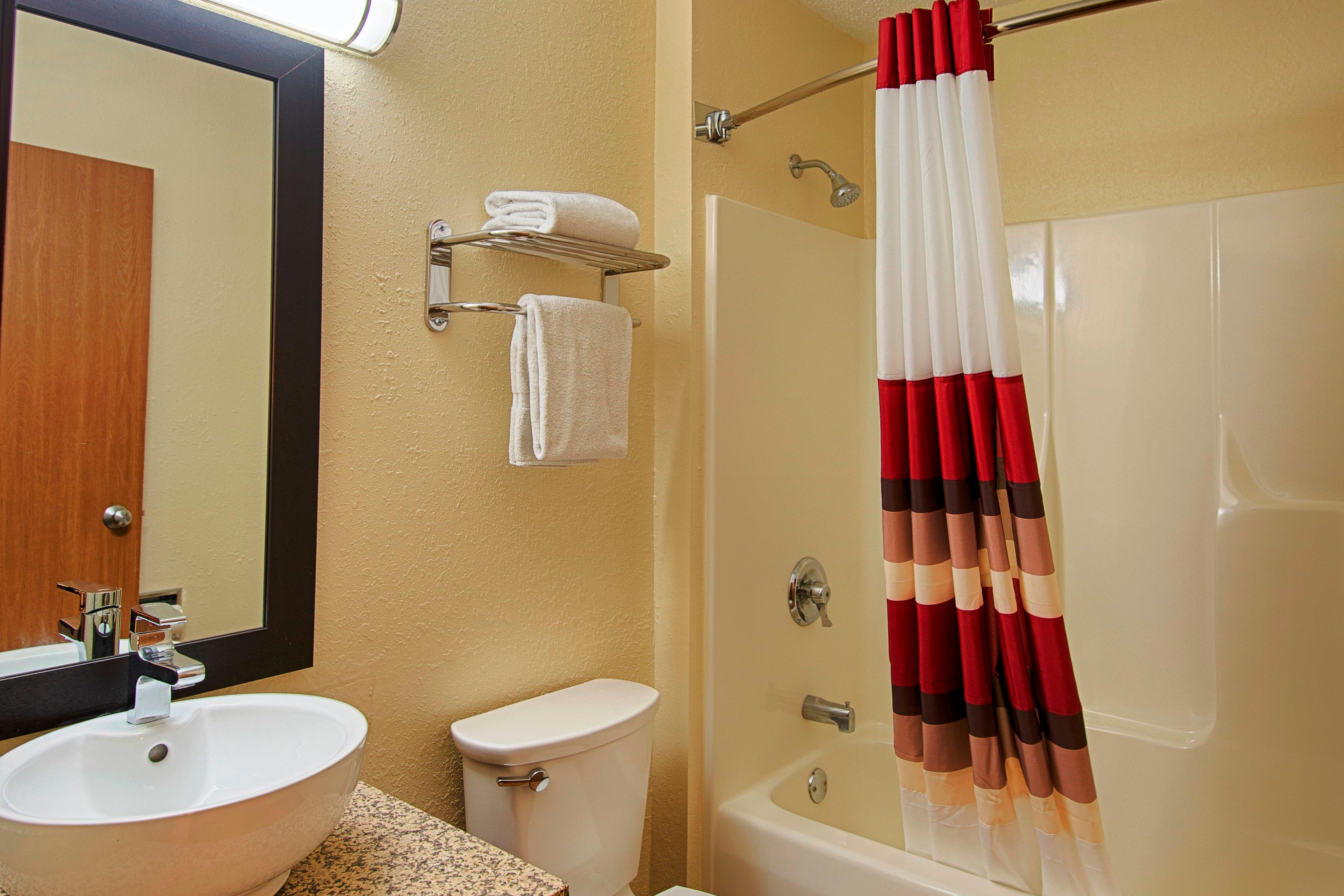 Red Roof Inn Plus+ & Suites Malone Экстерьер фото