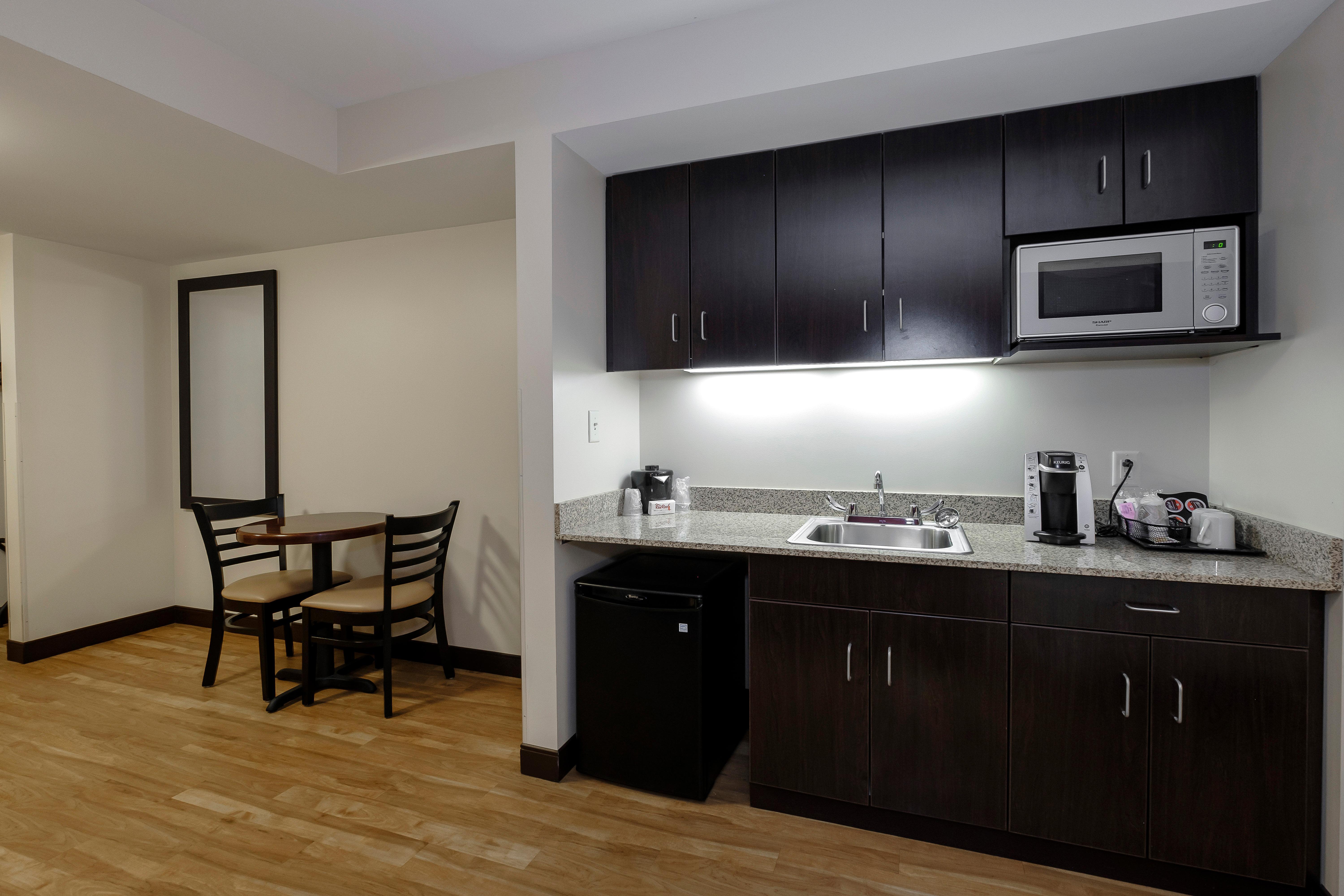 Red Roof Inn Plus+ & Suites Malone Экстерьер фото