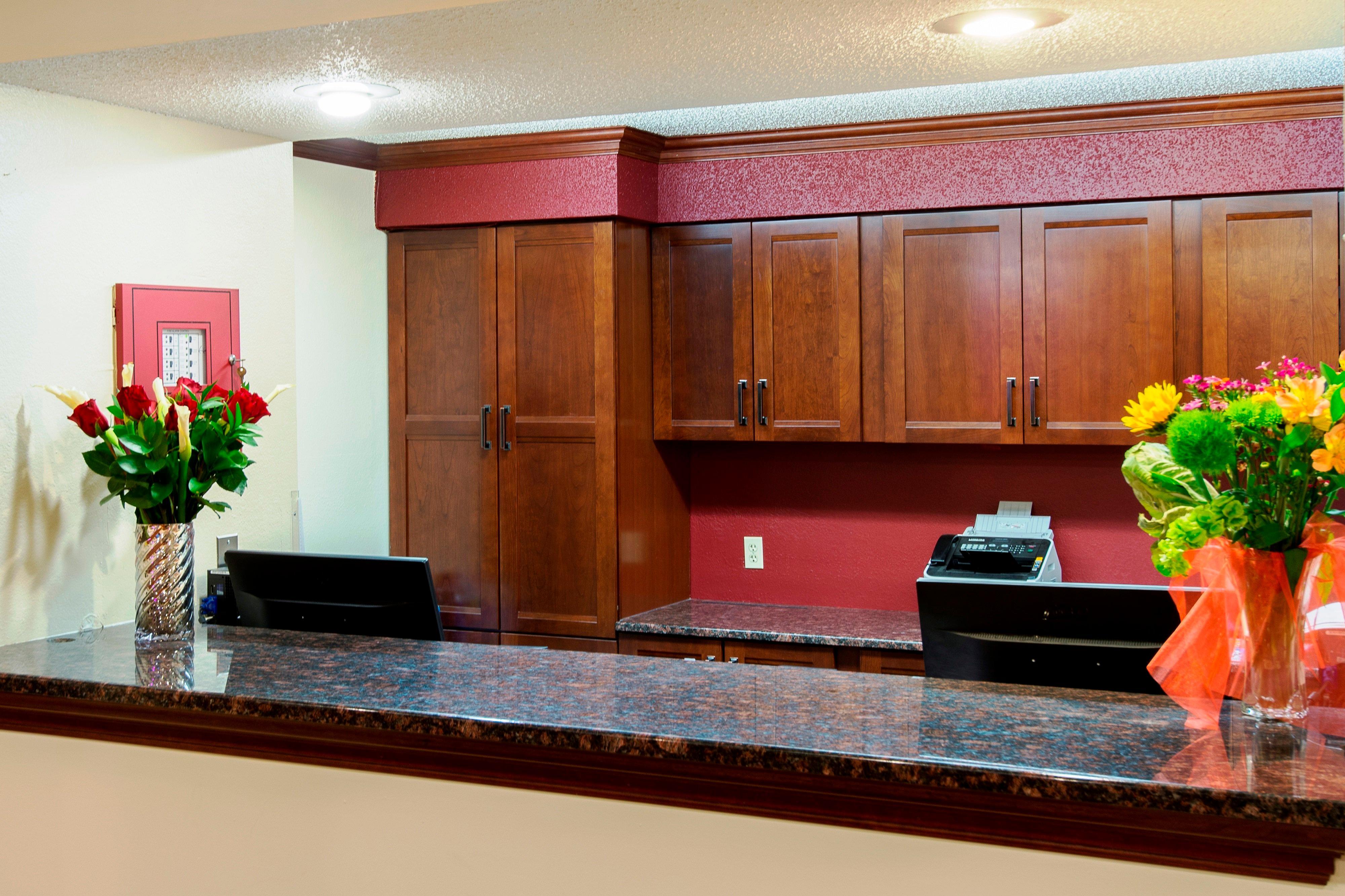 Red Roof Inn Plus+ & Suites Malone Экстерьер фото