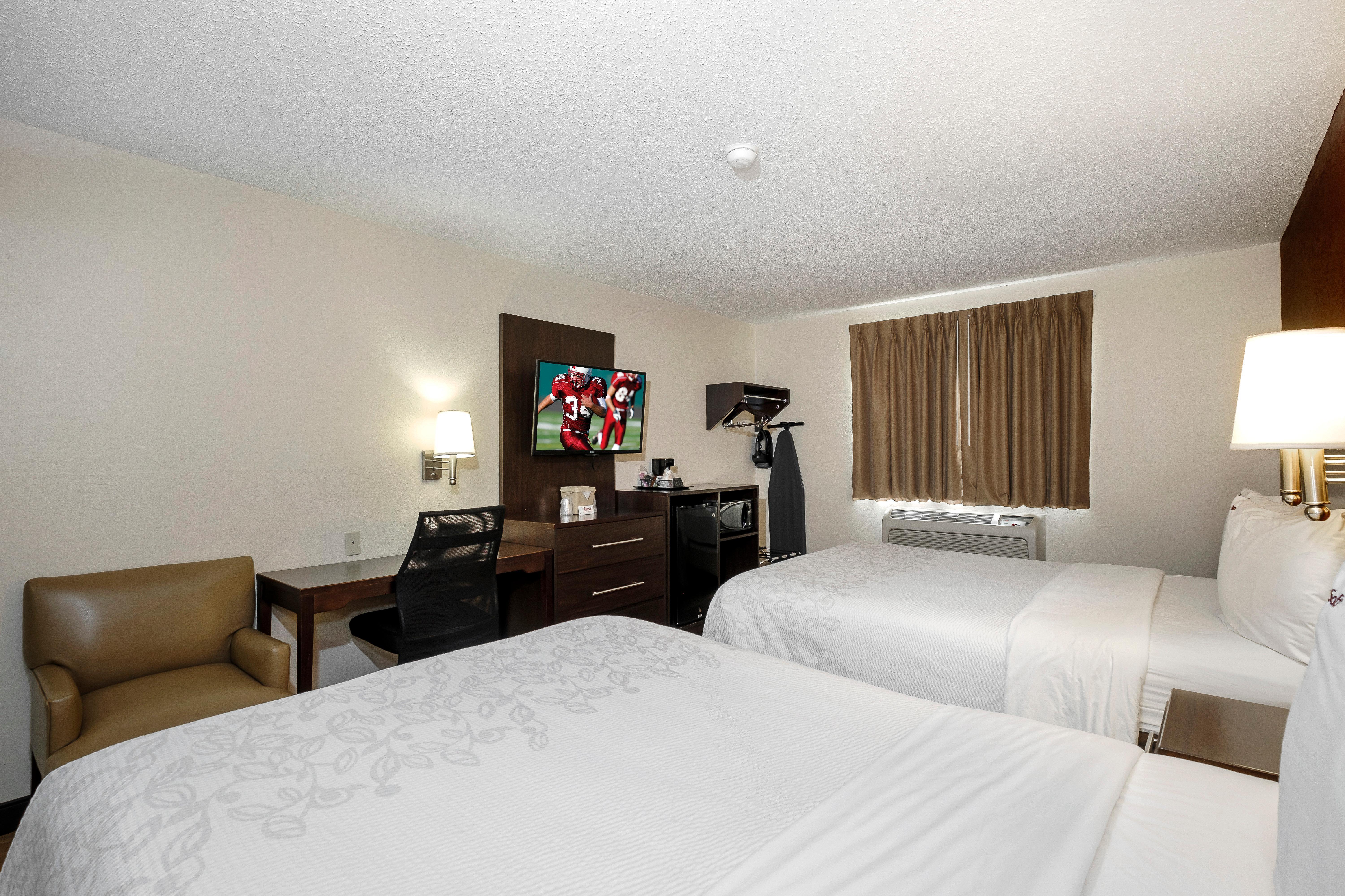 Red Roof Inn Plus+ & Suites Malone Экстерьер фото