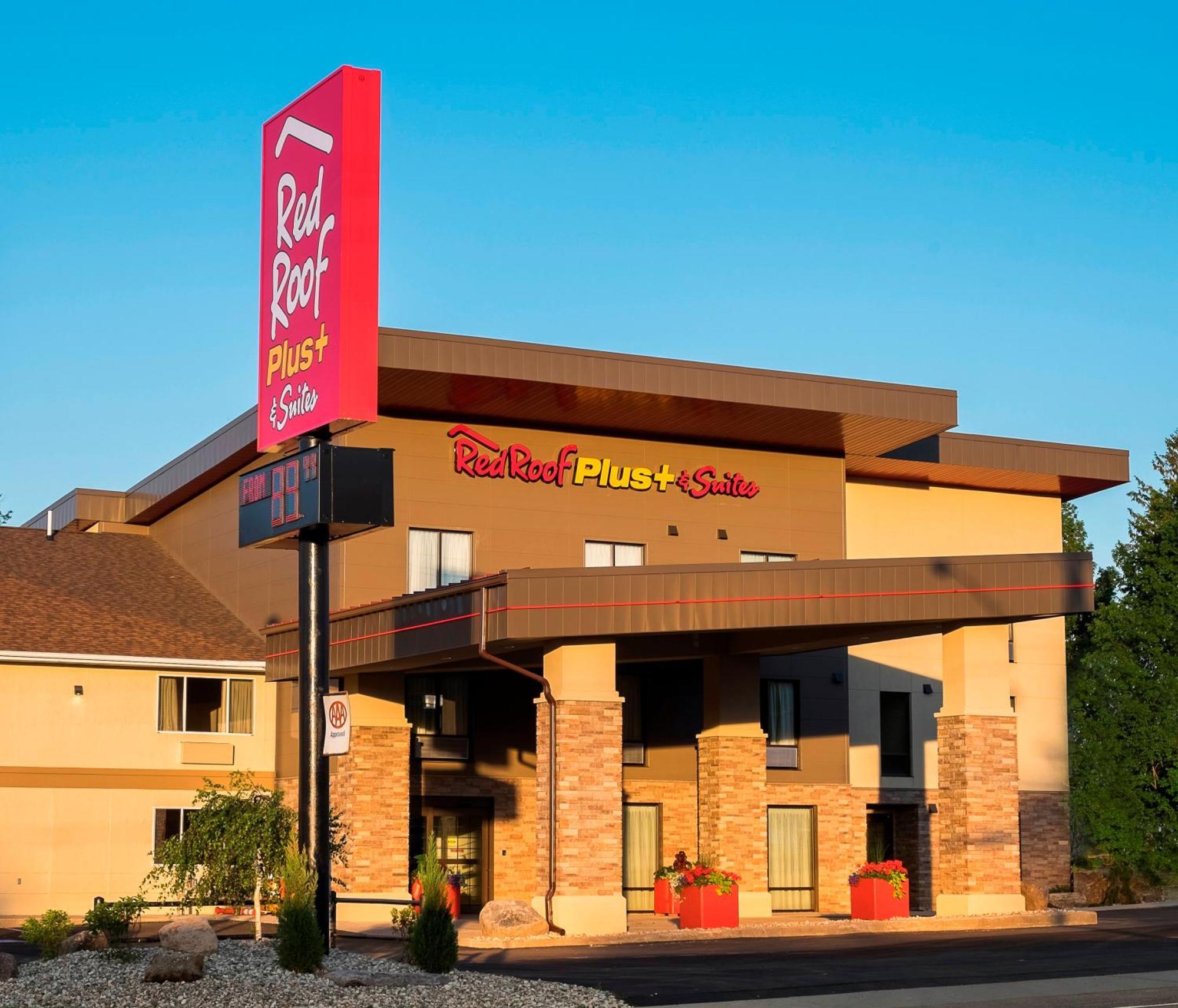 Red Roof Inn Plus+ & Suites Malone Экстерьер фото