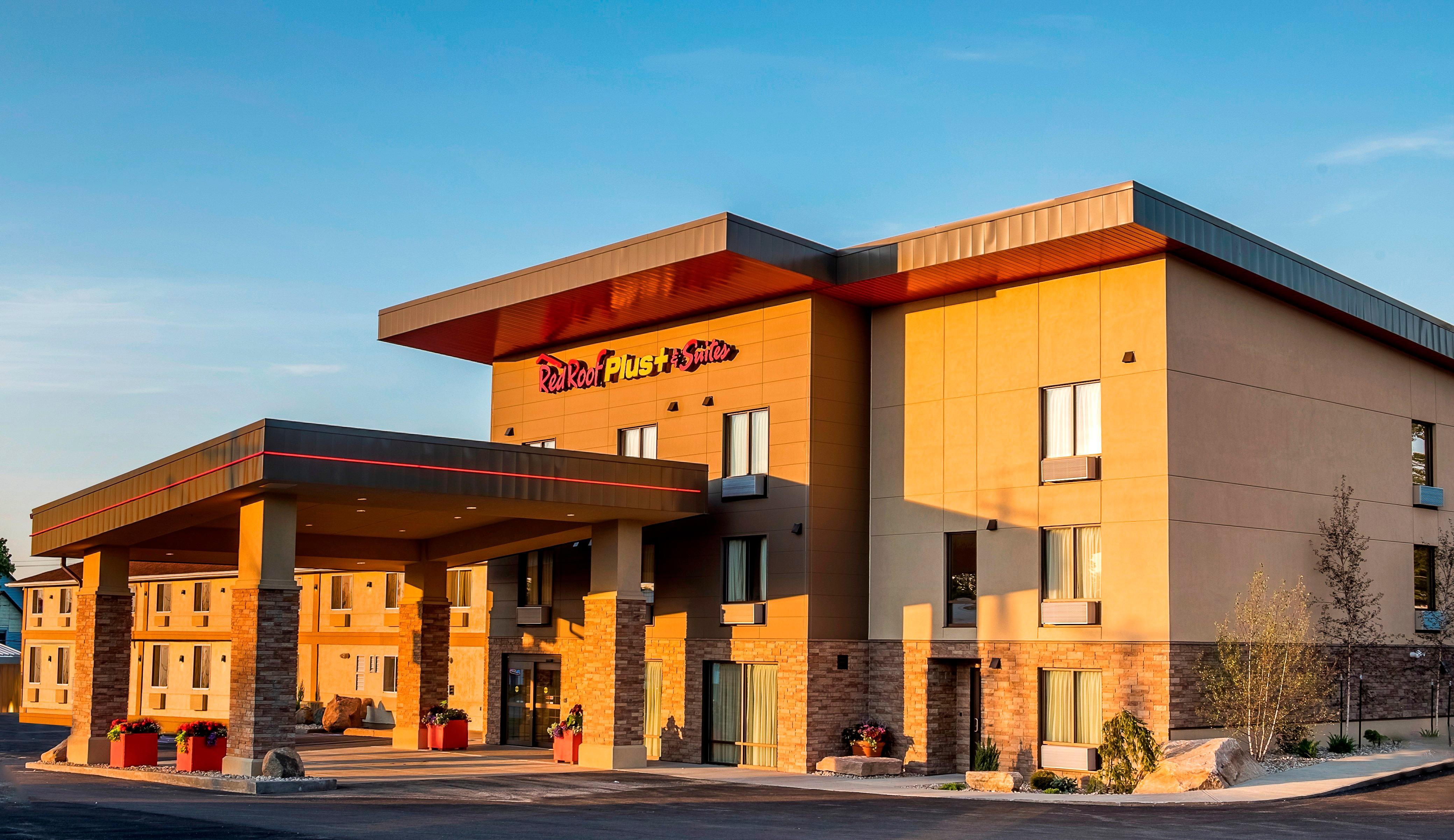 Red Roof Inn Plus+ & Suites Malone Экстерьер фото