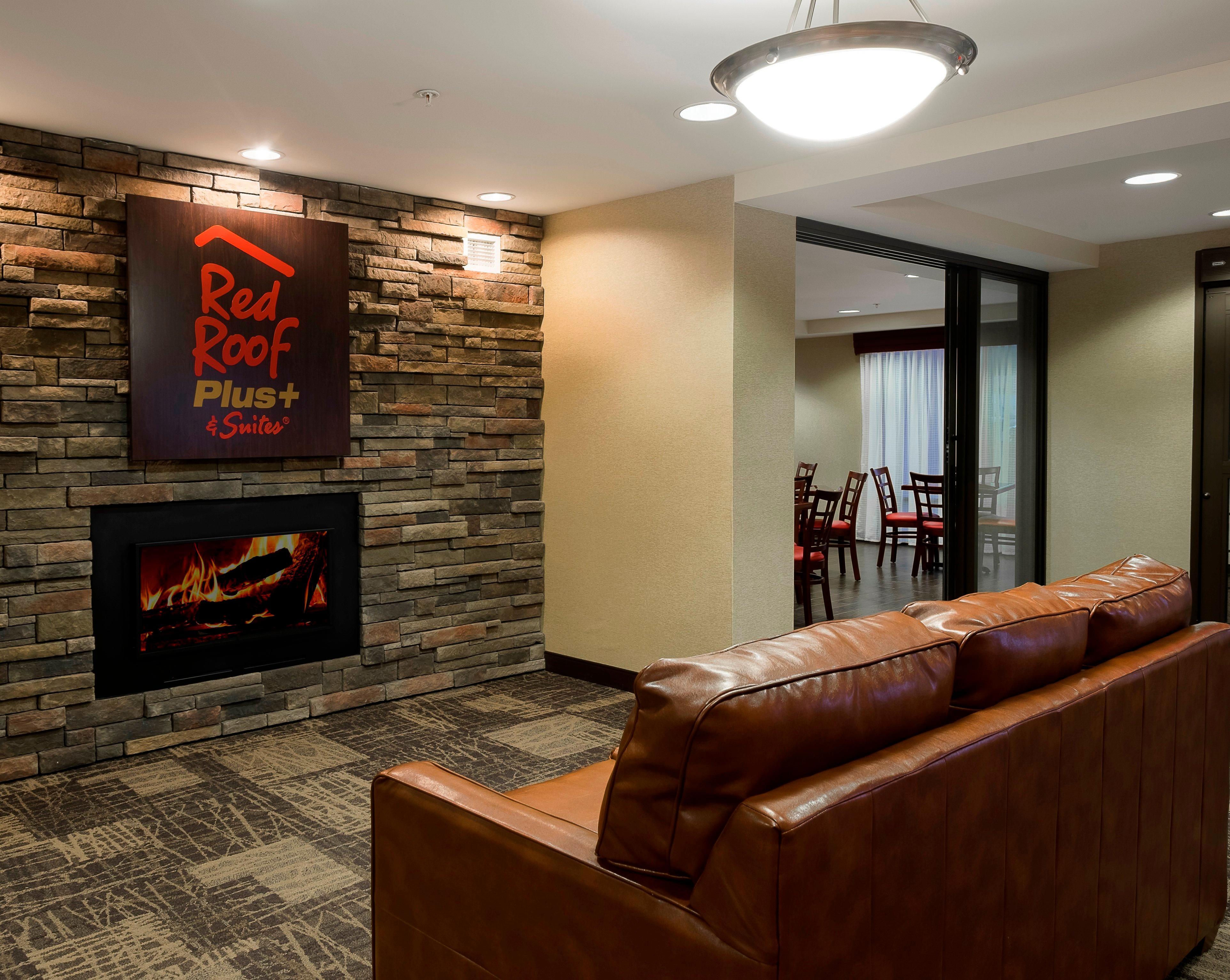 Red Roof Inn Plus+ & Suites Malone Экстерьер фото