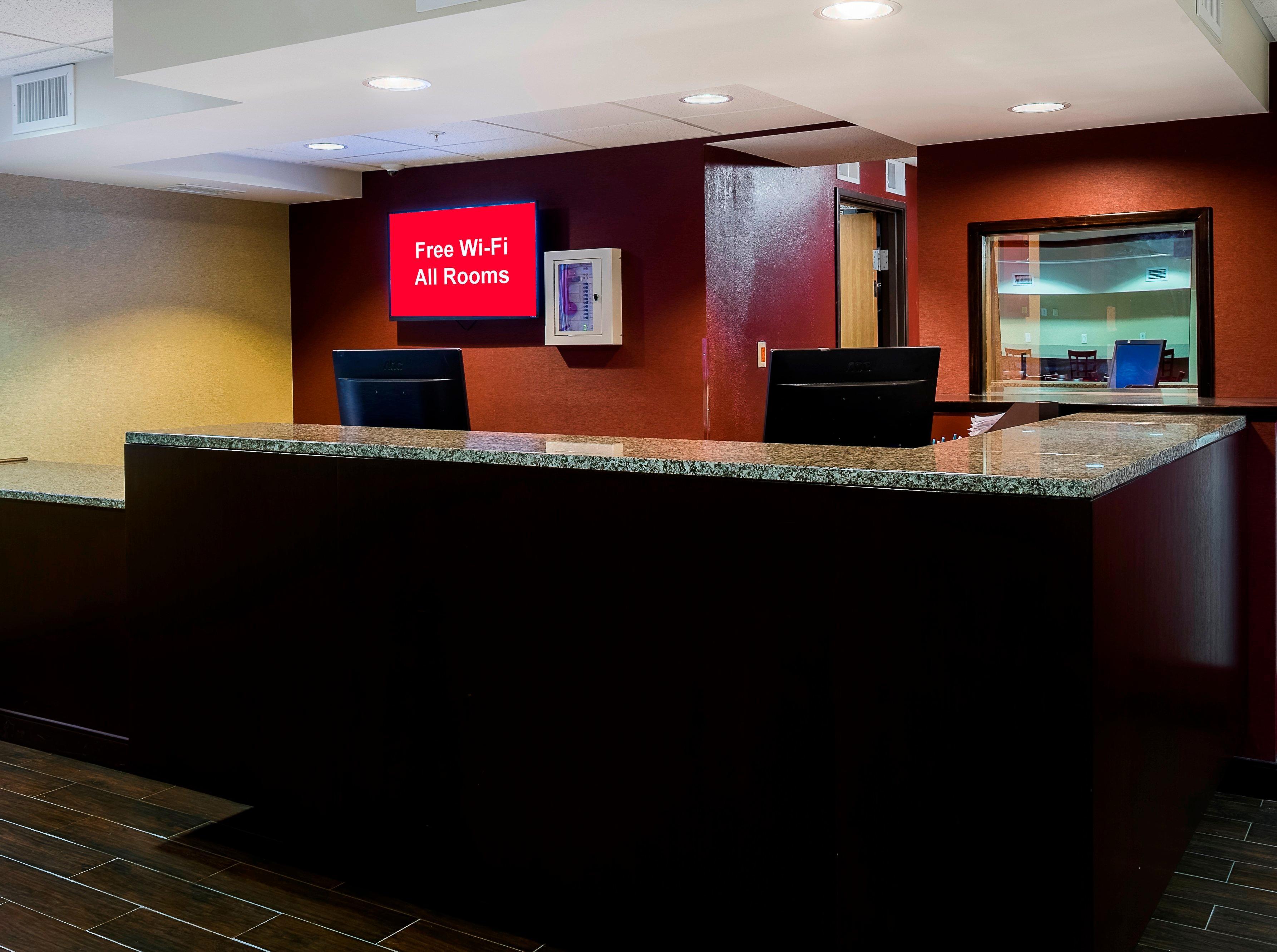 Red Roof Inn Plus+ & Suites Malone Экстерьер фото