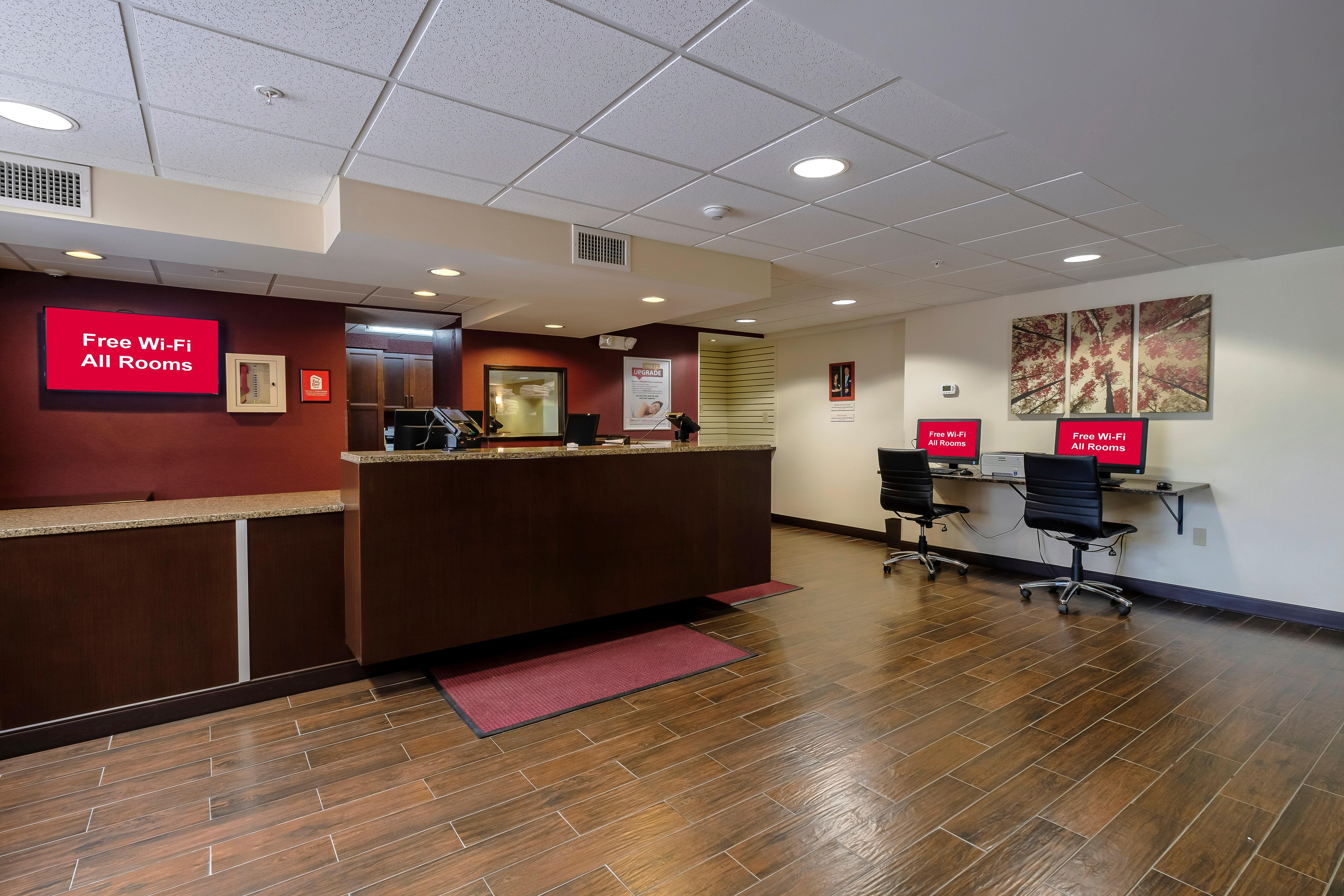 Red Roof Inn Plus+ & Suites Malone Экстерьер фото
