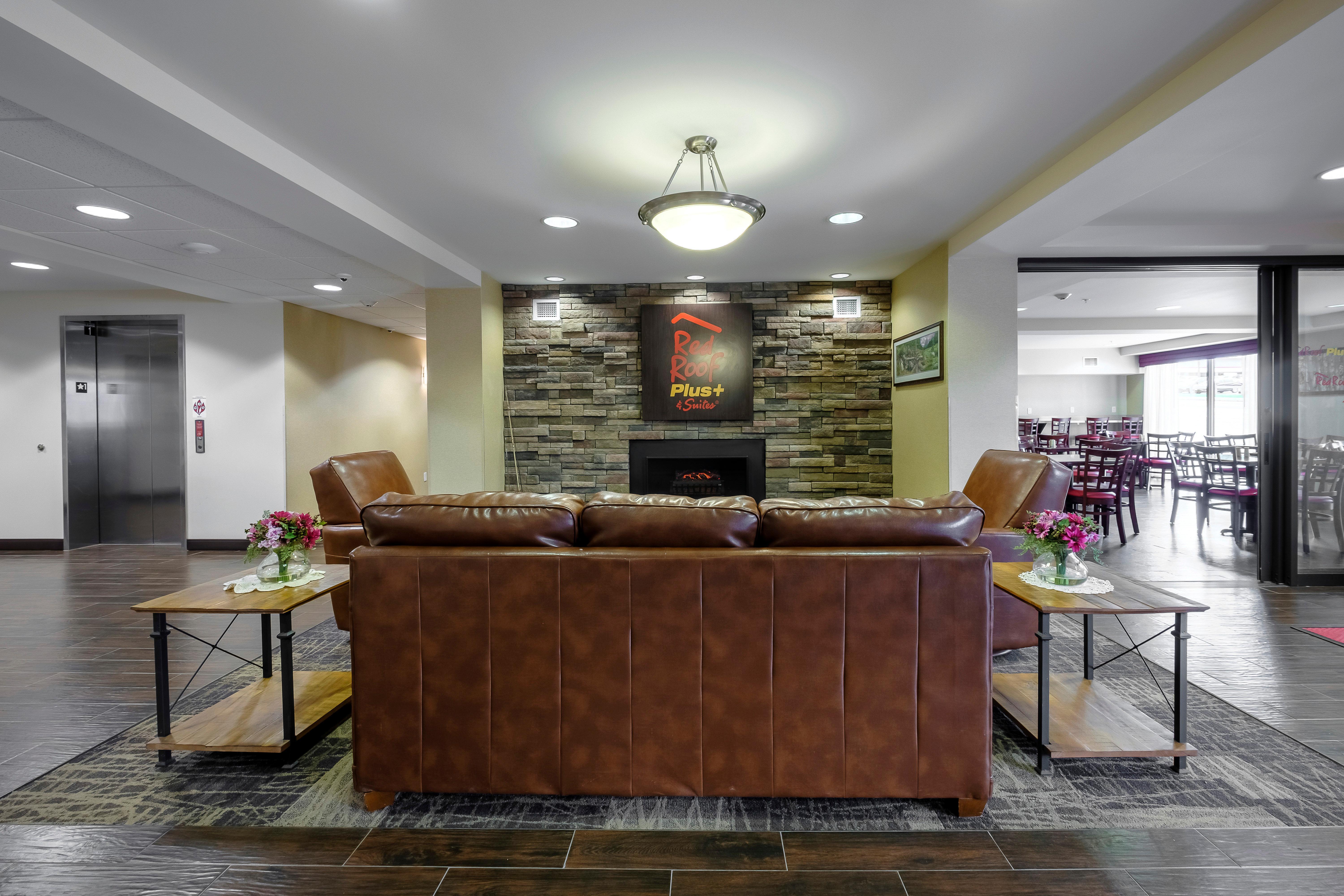 Red Roof Inn Plus+ & Suites Malone Экстерьер фото