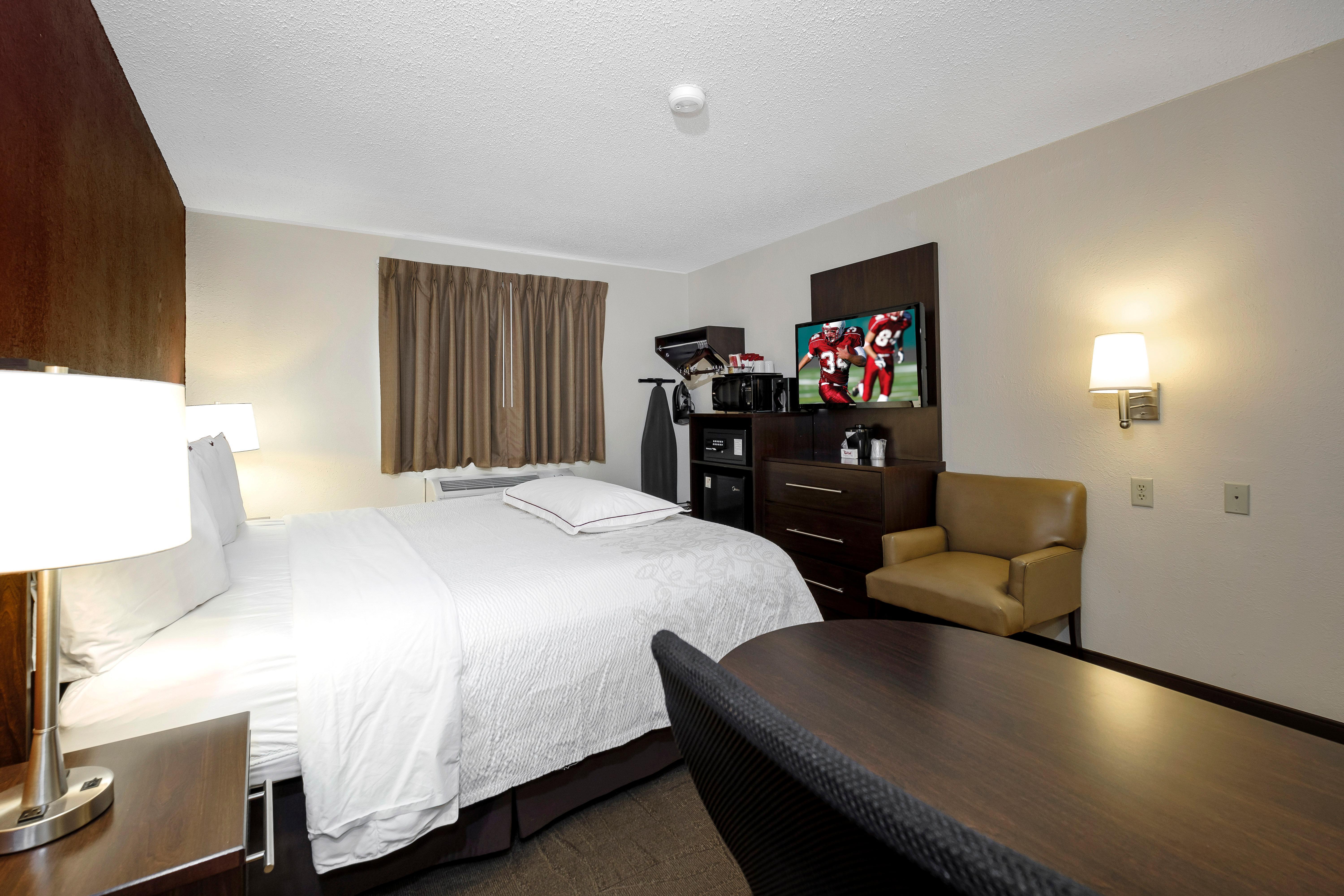 Red Roof Inn Plus+ & Suites Malone Экстерьер фото