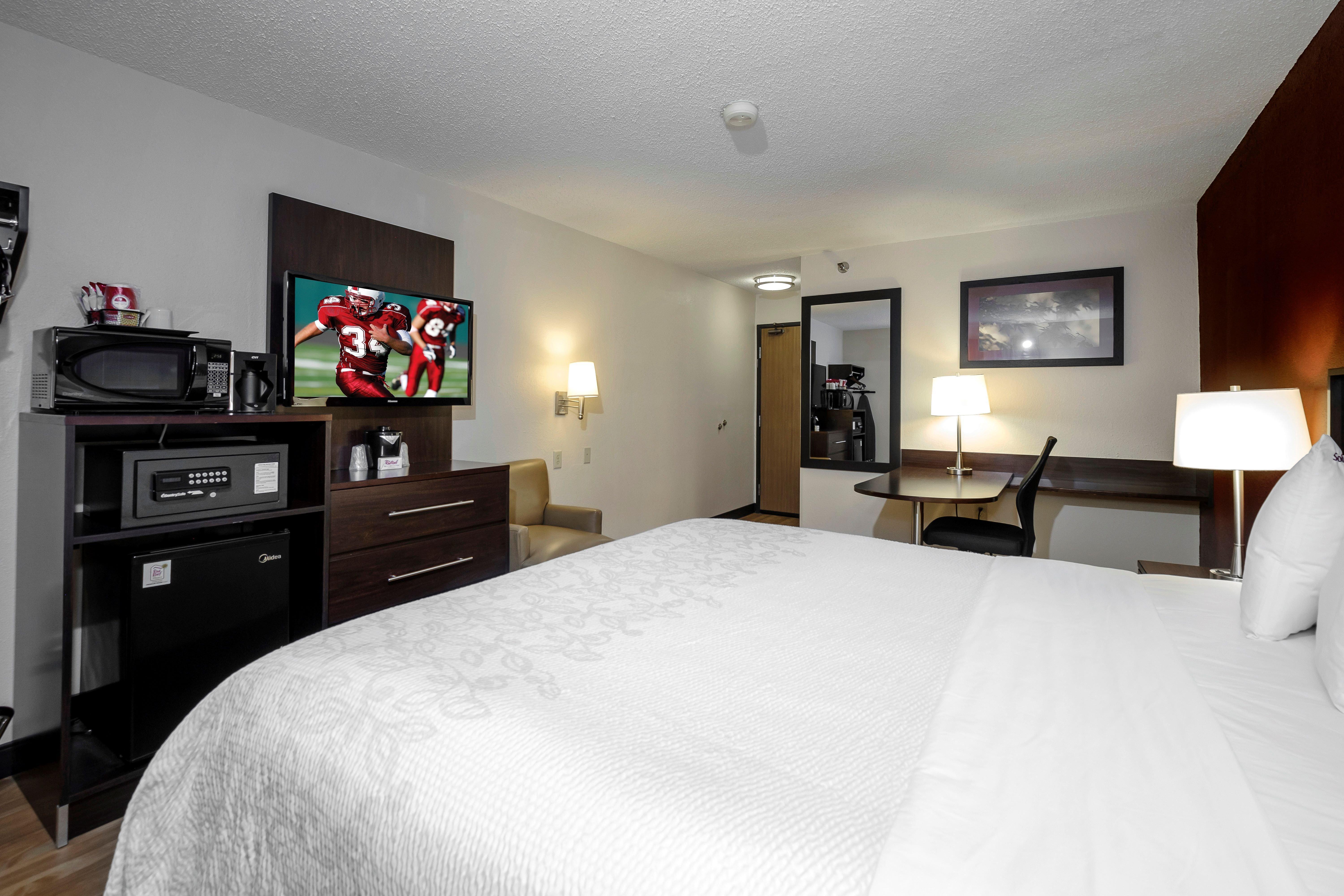 Red Roof Inn Plus+ & Suites Malone Экстерьер фото