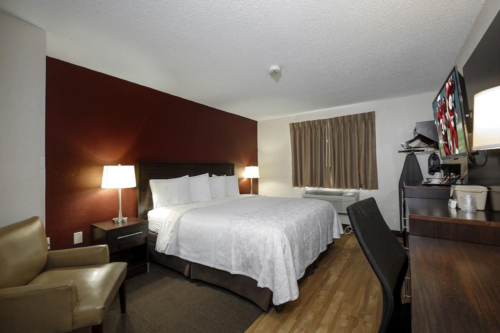 Red Roof Inn Plus+ & Suites Malone Экстерьер фото