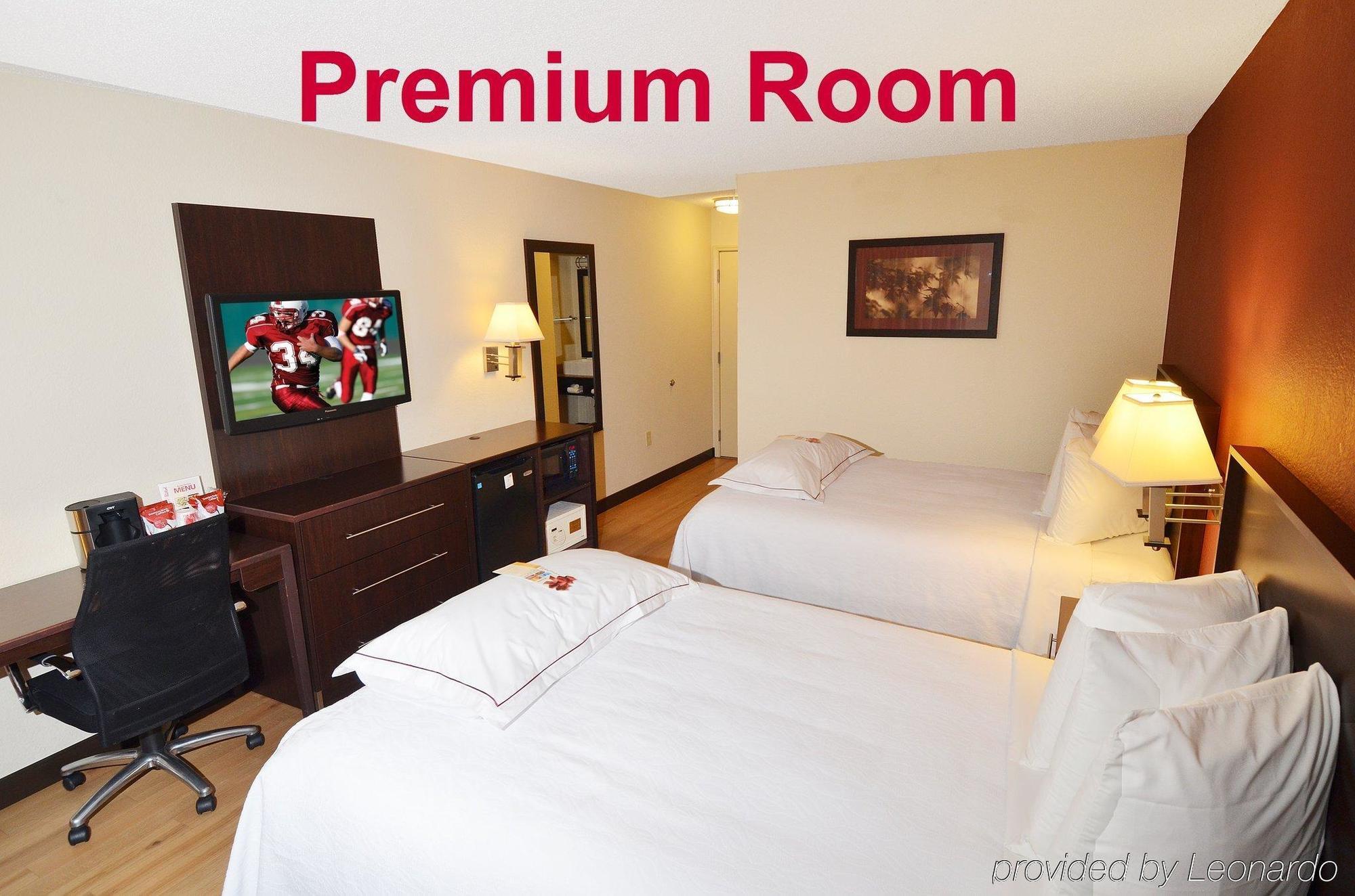 Red Roof Inn Plus+ & Suites Malone Экстерьер фото