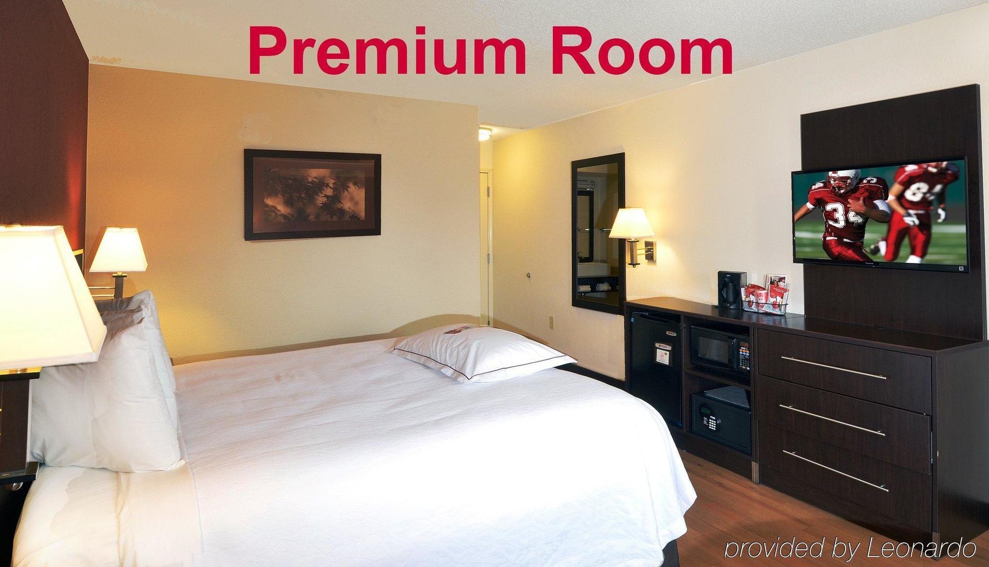 Red Roof Inn Plus+ & Suites Malone Экстерьер фото